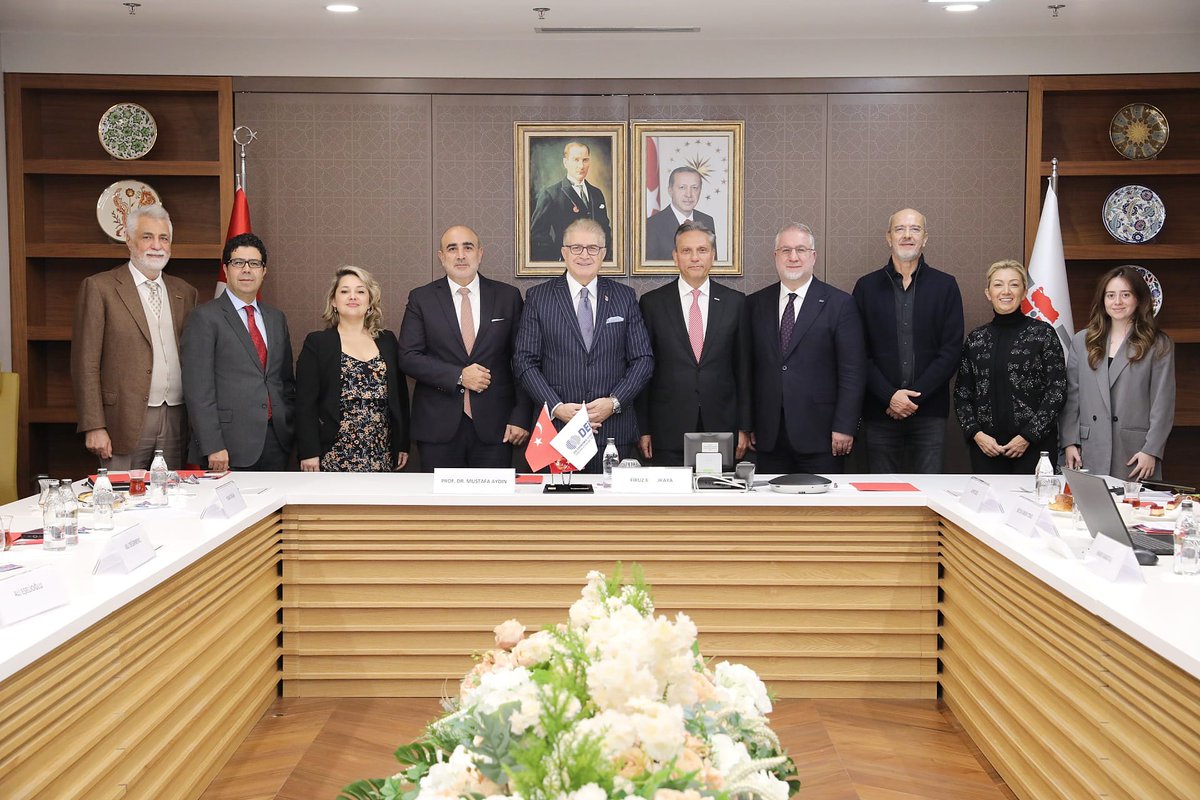 Döviz Kazandırıcı Hizmetler Çalışma Grubumuz, <a href="/drmaydin/">Prof. Dr. Mustafa AYDIN</a> başkanlığında, Yürütme Kurulu üyelerinin katılımıyla toplantı gerçekleştirdi. 

Toplantıda, 

🔹Hizmet ihracatının güçlenmesi için kamu kurumlarıyla koordinasyon,
🔹Çözüm odaklı iş birliği üzerine sektörel değerlendirmeler