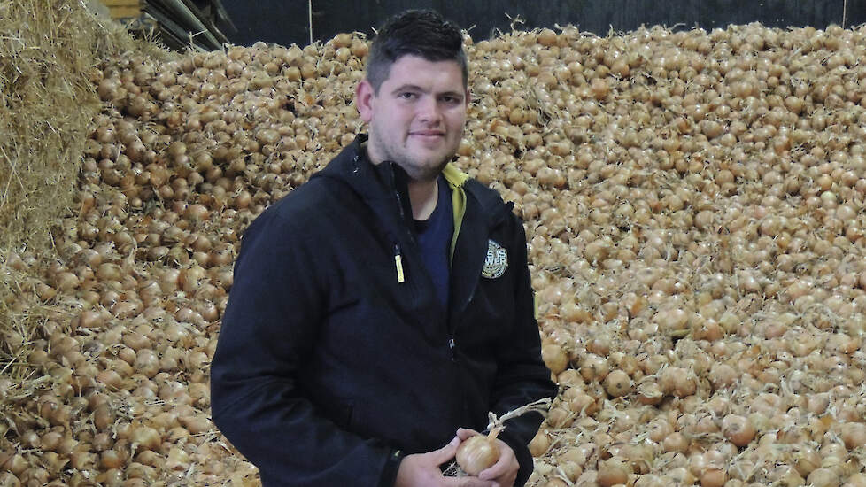 AkkerTweet's tweet image. Met #fertigatie oogstte David van der Graaf in #Lewedorp tot 95 ton uien per hectare. Het systeem vraagt investering, maar levert een hoger saldo én gezonder gewas op dan beregenen met haspel.
akkerwijzer.nl/artikel/139914…