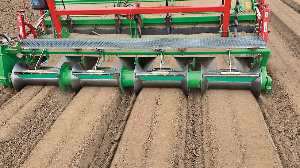 AkkerTweet's tweet image. Met #fertigatie oogstte David van der Graaf in #Lewedorp tot 95 ton uien per hectare. Het systeem vraagt investering, maar levert een hoger saldo én gezonder gewas op dan beregenen met haspel.
akkerwijzer.nl/artikel/139914…