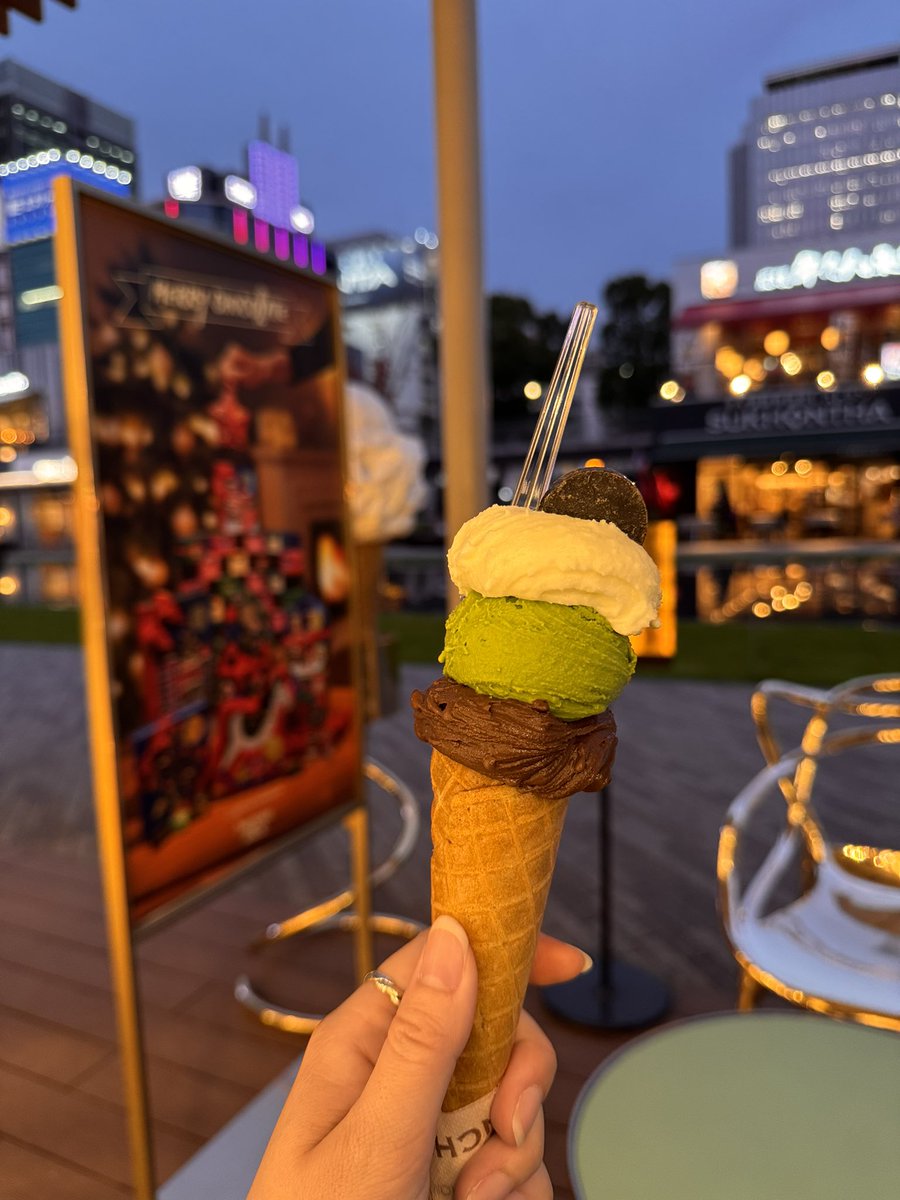 HAPPIshare0218's tweet image. 2月のソウルもスウェットにダウンベストで過ごせる暑がりな私。今日はいろんなお店でダウンベストを試着して、おおよそ目星をつけました🤩
そして夕方16:49pmにテラス席で、ディナー前ジェラートをペロリ😋

#wearingjhopestyle
#jhope #HUMANHOPE 
#jhopexHumanMade 
#HUMANMADE