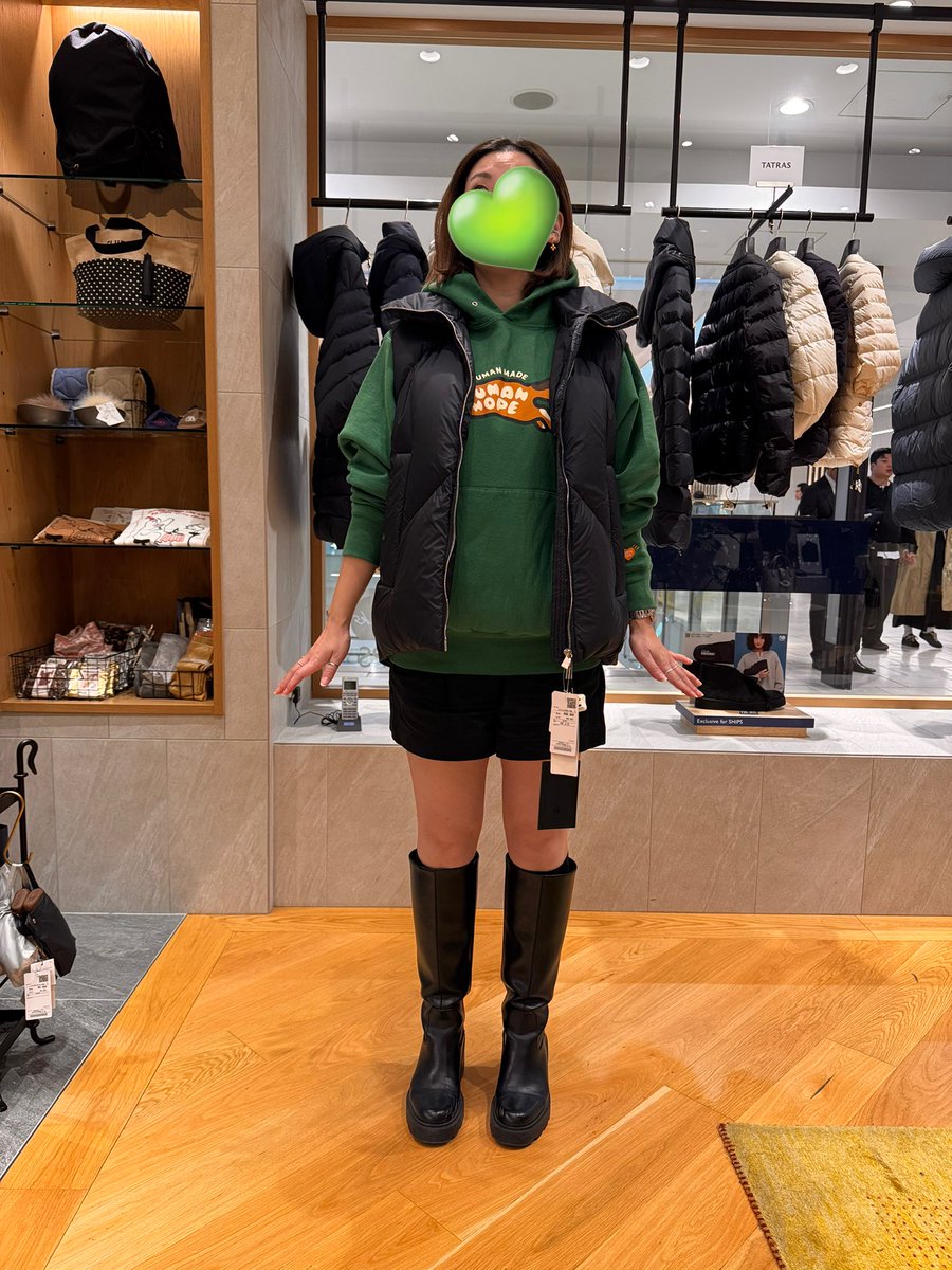 HAPPIshare0218's tweet image. 2月のソウルもスウェットにダウンベストで過ごせる暑がりな私。今日はいろんなお店でダウンベストを試着して、おおよそ目星をつけました🤩
そして夕方16:49pmにテラス席で、ディナー前ジェラートをペロリ😋

#wearingjhopestyle
#jhope #HUMANHOPE 
#jhopexHumanMade 
#HUMANMADE