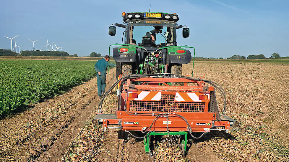 AkkerTweet's tweet image. Met #fertigatie oogstte David van der Graaf in #Lewedorp tot 95 ton uien per hectare. Het systeem vraagt investering, maar levert een hoger saldo én gezonder gewas op dan beregenen met haspel.
akkerwijzer.nl/artikel/139914…