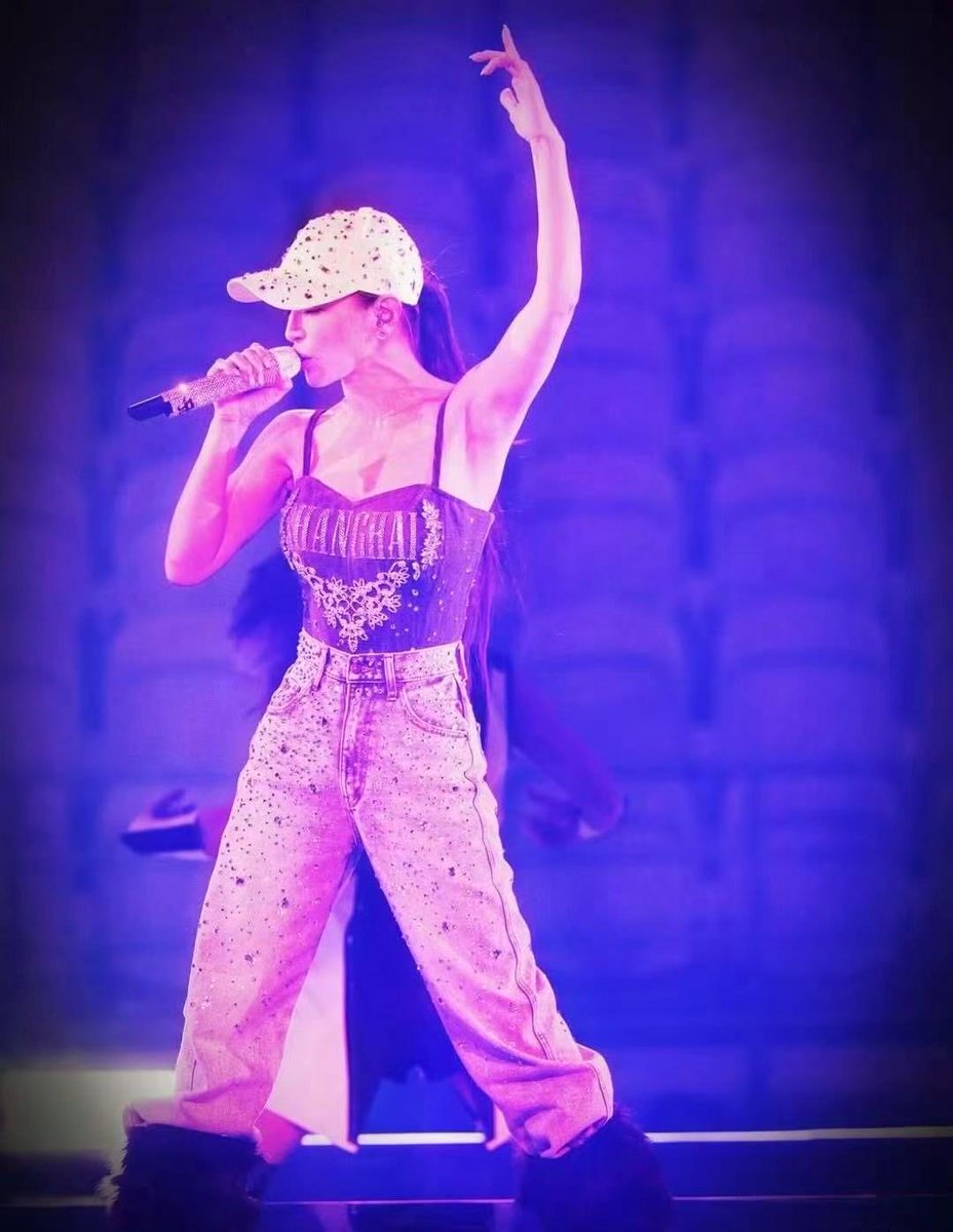 ZSZJ777's tweet image. 以前我压根儿不知道滨崎步是谁。
直到11月28日那天，我刷到一条推送：她的上海演唱会在开演前不到24小时，因为“不可抗力”被强行取消。我才知道，原来世界上还有这么一位日本女歌手。…