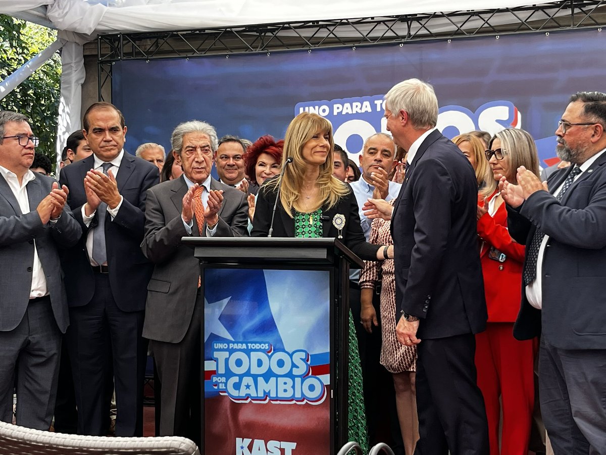 ChilePortadas's tweet image. 📰 La centroizquierda con Kast y duro golpe a la Comunista Jeannette Jara.

🔴 Demócratas y Amarillos se suma a José Antonio Kast y consolida la unidad de las fuerzas del Rechazo.

🔥 ¿Vuelve el 62/38 del plebiscito de salida de 2022? 🇨🇱