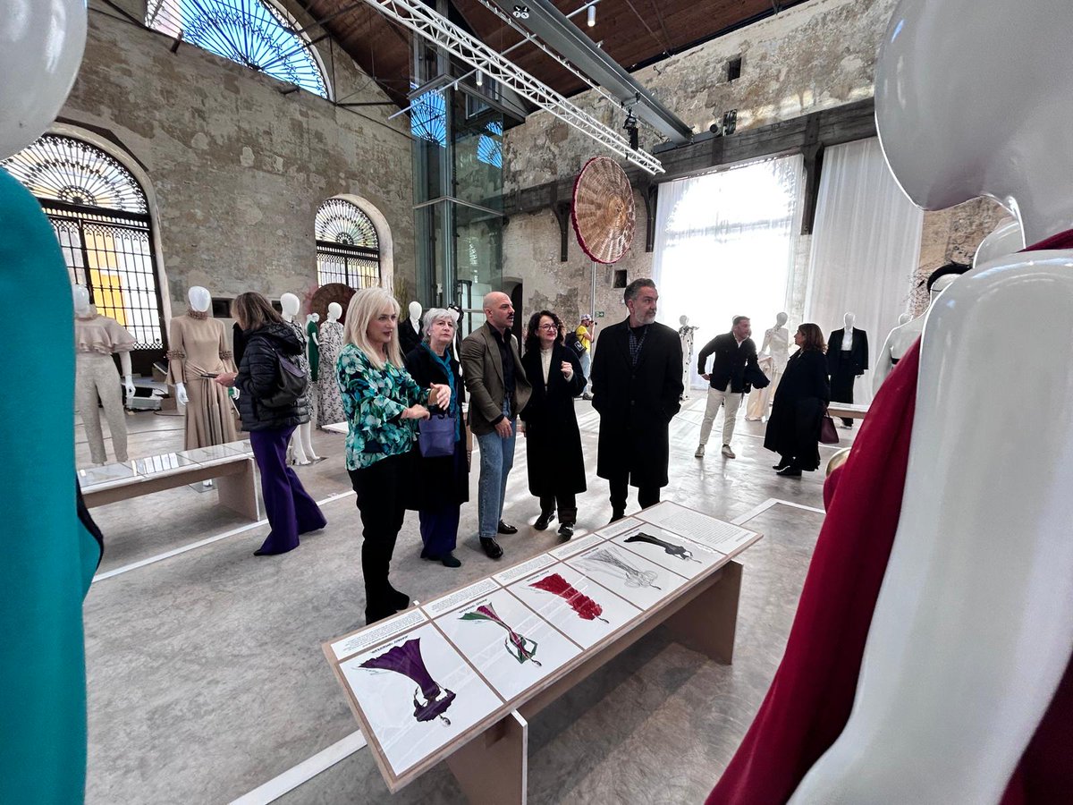 Recibimos en la muestra 'Lux' a responsables del <a href="/MuseodelTraje/">Museo del Traje, Madrid</a> y de la Asociación Creadores de Moda de España, interesados por esta iniciativa pionera de la <a href="/AndaluciaJunta/">Junta de Andalucía</a>.

Es un orgullo mostrar los diseños de 18 firmas andaluzas de primer nivel inspirados en nuestra cultura.