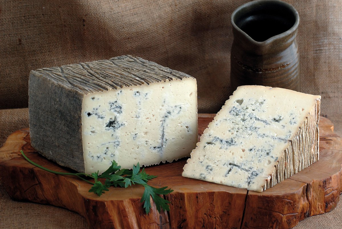 WineNewsIt's tweet image. Il “#BluDiBufala” dell’azienda bergamasca #QuattroPortoni è un intenso formaggio da solo latte di #bufala, #erborinato e a #pastacruda, dalla caratteristica forma di parallelepipede, stagionato almeno per 90 giorni, winenews.it/it/quattro-por…