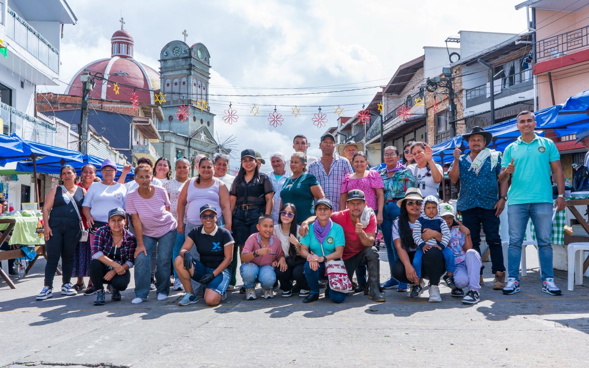 Vivimos el último Mercado Campesino del año, un encuentro que nos recuerda lo esencial: el valor de nuestra tierra y de quienes la trabajan.
Cada producto, cada canasta y cada sonrisa que vimos hoy es el resultado de manos que siembran con amor, esfuerzo y esperanza.