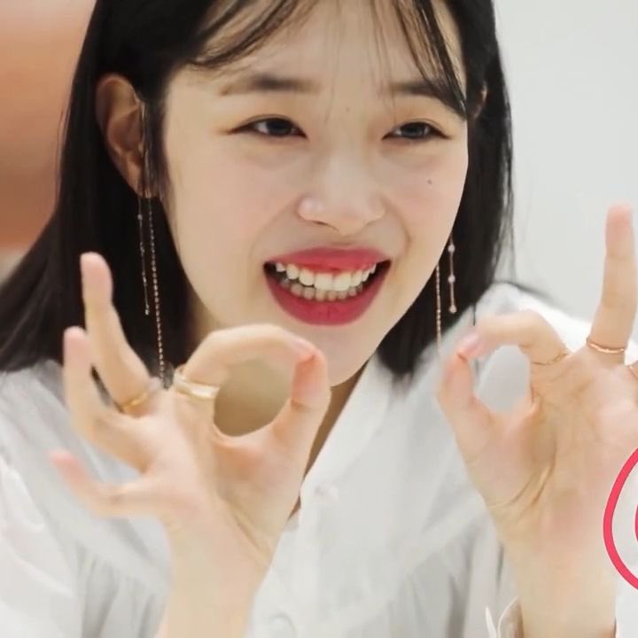 sullismilebot's tweet image. sulli’s gummy smile supremacy !!!