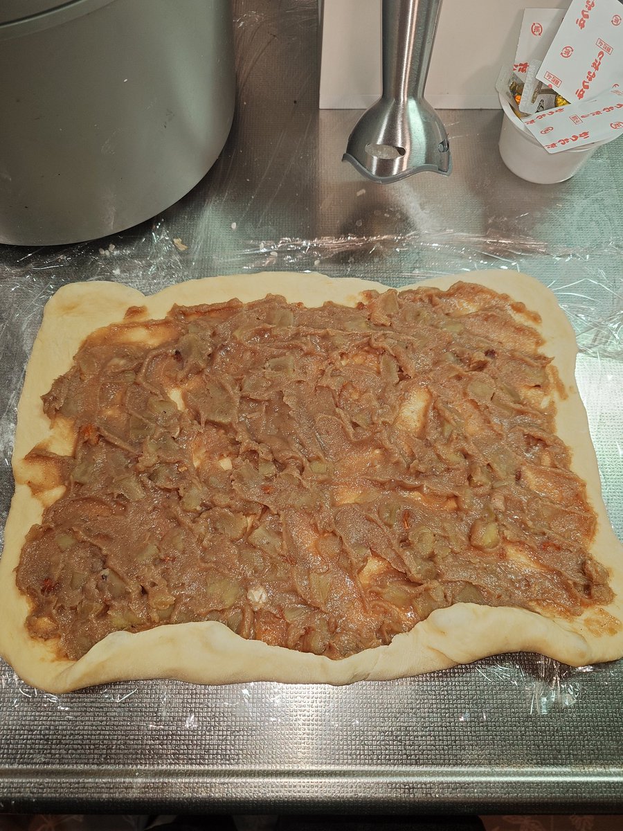 sheepland1's tweet image. シナモンロール用の生地で、マロンクリームロールパン
ナッツとさつまいもを入れております😊

どうかしら？