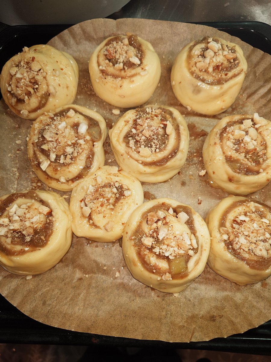 sheepland1's tweet image. シナモンロール用の生地で、マロンクリームロールパン
ナッツとさつまいもを入れております😊

どうかしら？