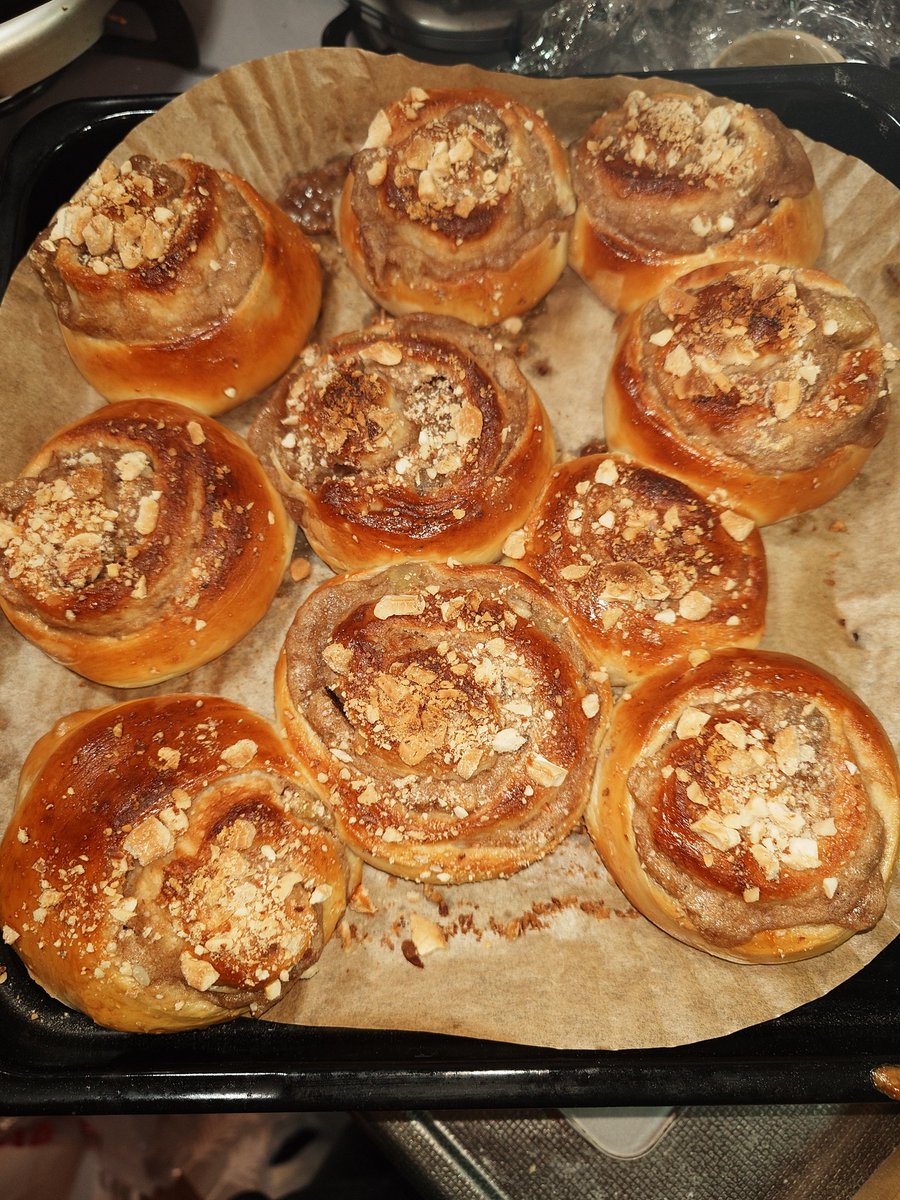 sheepland1's tweet image. シナモンロール用の生地で、マロンクリームロールパン
ナッツとさつまいもを入れております😊

どうかしら？