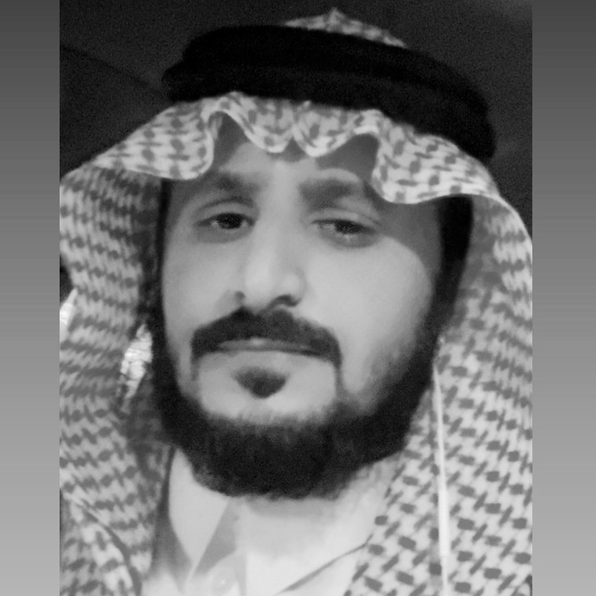 _qtks's tweet photo. عشير الروح ، و اقرب لي من الاحساس 
قوي الباس ، مزباني عن البورة

تبروز به خصال الطيب دون الناس
فرق عن جيلة بفعله ، و بحضوره

يقولون العرب لا تضيع يا عساس
و انا كل درب امره ماخذٍ شوره

معه من وين ماذعذع بي النسناس
تدور الارض و لا وقفت دوره

على وقت الرخى يبغونه الجلاس 
والا ضاقت تذروا في ذرى سوره

احبه : يوم انا ،و ياه ، و الوسواس 
و احبه : يوم زاد ايمانه و نوره

@M012W_