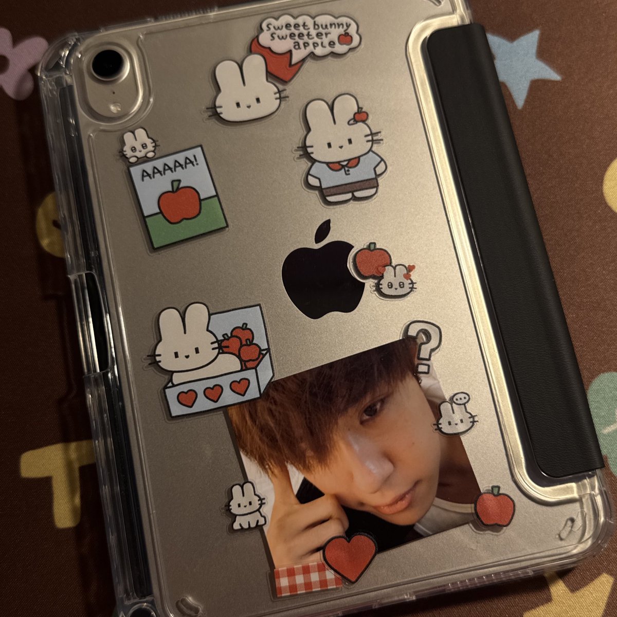 นอยแทนเจ้าของแบรนด์อะ
ส่วนตัวคือชอบแบรนด์นี้มาก 
ลายเส้นน่ารักมากๆ อุดหนุนแบรนด์นี้ตลอด🫶🏻
ไปอุดหนุนของจริงกันนะทุกคน งานดีมาก🩷