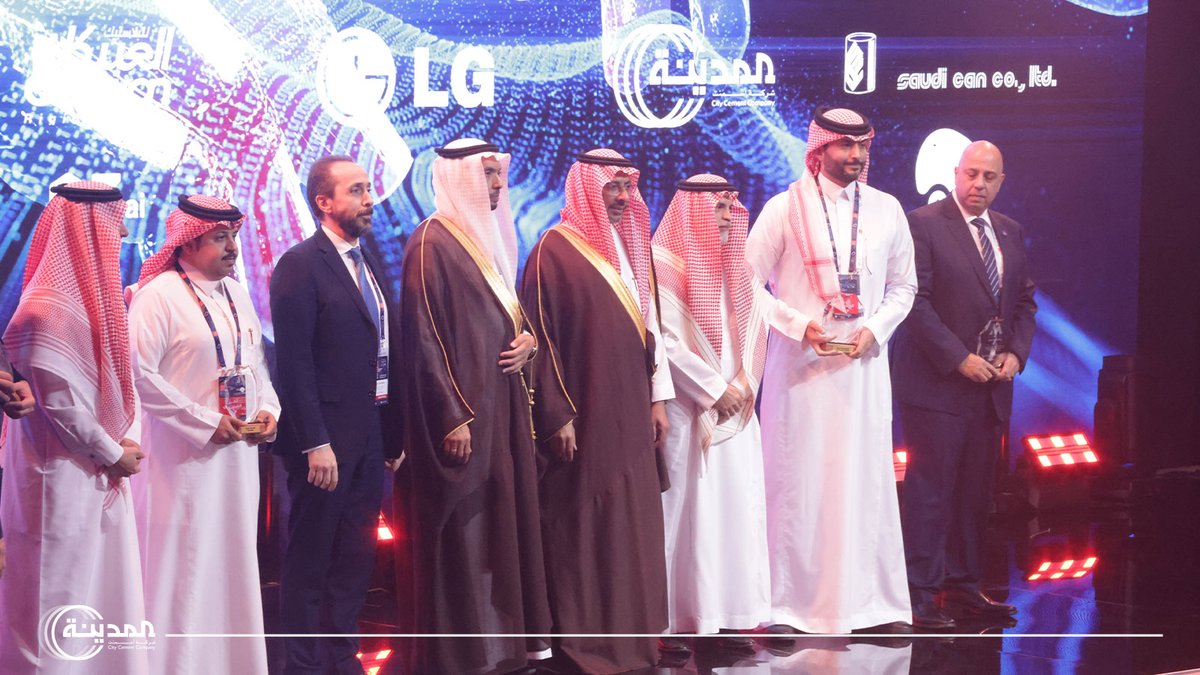 CityCement_SA's tweet photo. يسرّ شركة أسمنت المدينة أن تعلن حصولها على جائزة مايكروسوفت للتصنيع الذكي (MIMA) الشرق الأوسط 2025 في مركز الرياض للمؤتمرات برعاية معالي وزير ⁧#الصناعة_والثروة_المعدنية⁩، أ. بندر الخريّف.
هذا التكريم يؤكد التزام الشركة بالابتكار الرقمي وتحقيق مستقبل أكثر استدامة.
⁧#أسمنت_المدينة⁩ ⁧#مايكروسوفت⁩ ⁦#MIMA2025⁩ ⁧#الابتكار_الرقمي⁩ ⁧#الاستدامة⁩ ⁧#الرياض⁩ ⁧#التحول_الصناعي_في_السعودية⁩
 #Industry_and_Mineral_Resources
