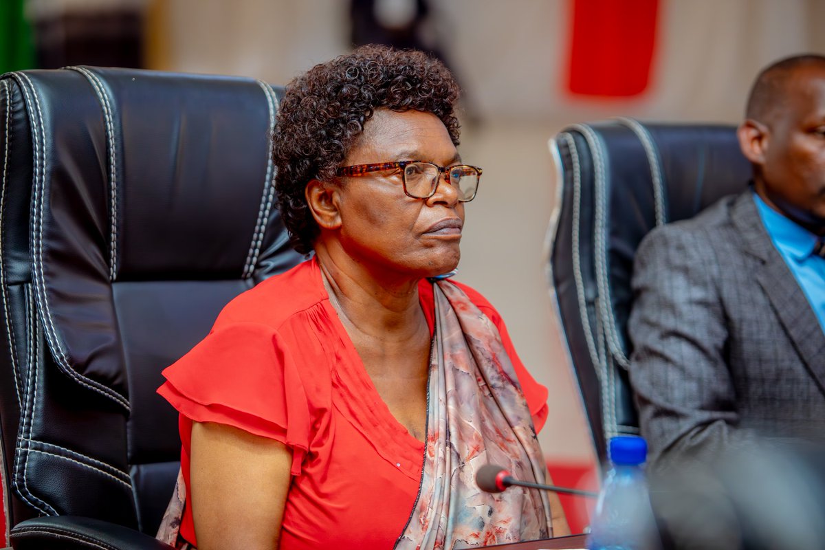 2/4 #Burundi : Au cours de cette session, le Président du <a href="/Burundi_senat/">Inama Nkenguzamateka</a> a fait savoir que les sénateurs analyseront 7 projets de lois envoyés par le Gouvernement et vont également continuer à organiser des descentes et réunions à travers le pays pour contribuer à la