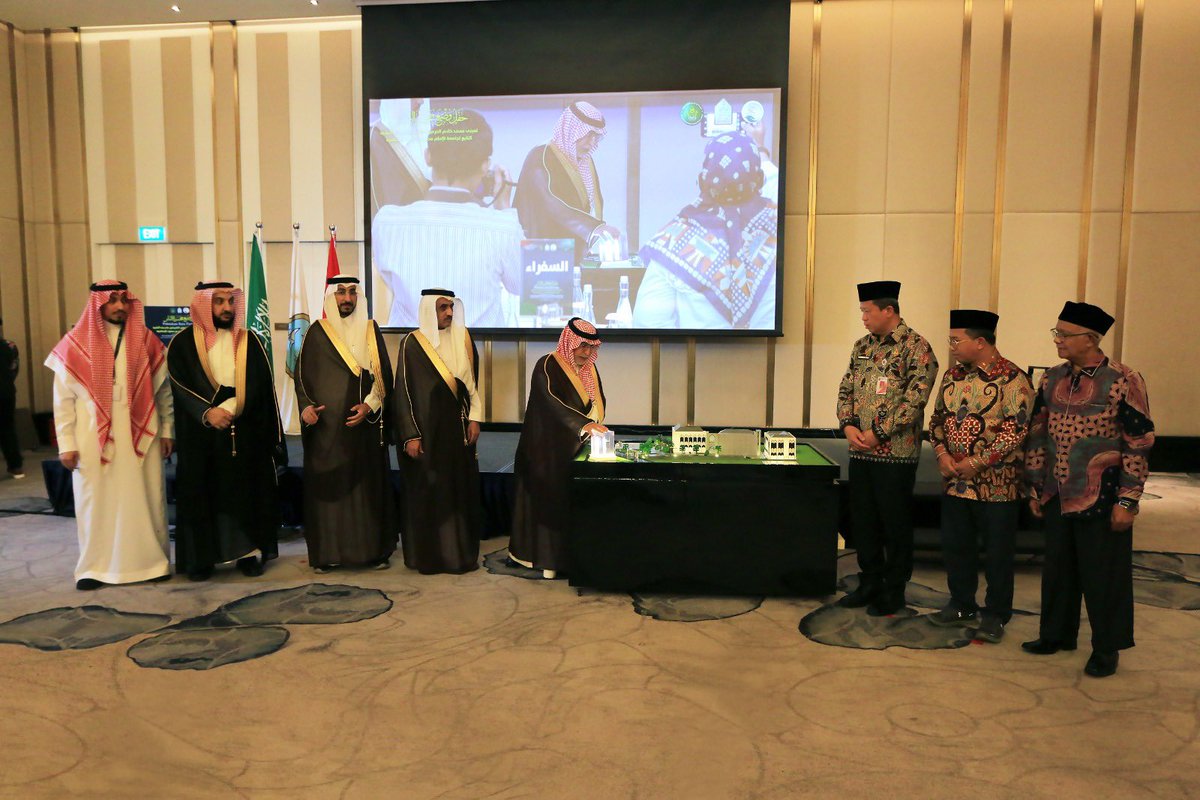 IMSIU_edu_sa's tweet image. بتمويلٍ من مركز الملك سلمان للإغاثة والأعمال الإنسانية @KSRelief ..
معالي رئيس #جامعة_الإمام أ.د. أحمد بن سالم العامري يرعى اليوم الاثنين  2025/12/1 حفل وضع حجر الأساس لمشروع بناء معهد خادم الحرمين الشريفين في بندا آتشيه بإندونيسيا  التابع للجامعة.
imamu.edu.sa/news/pages/new…