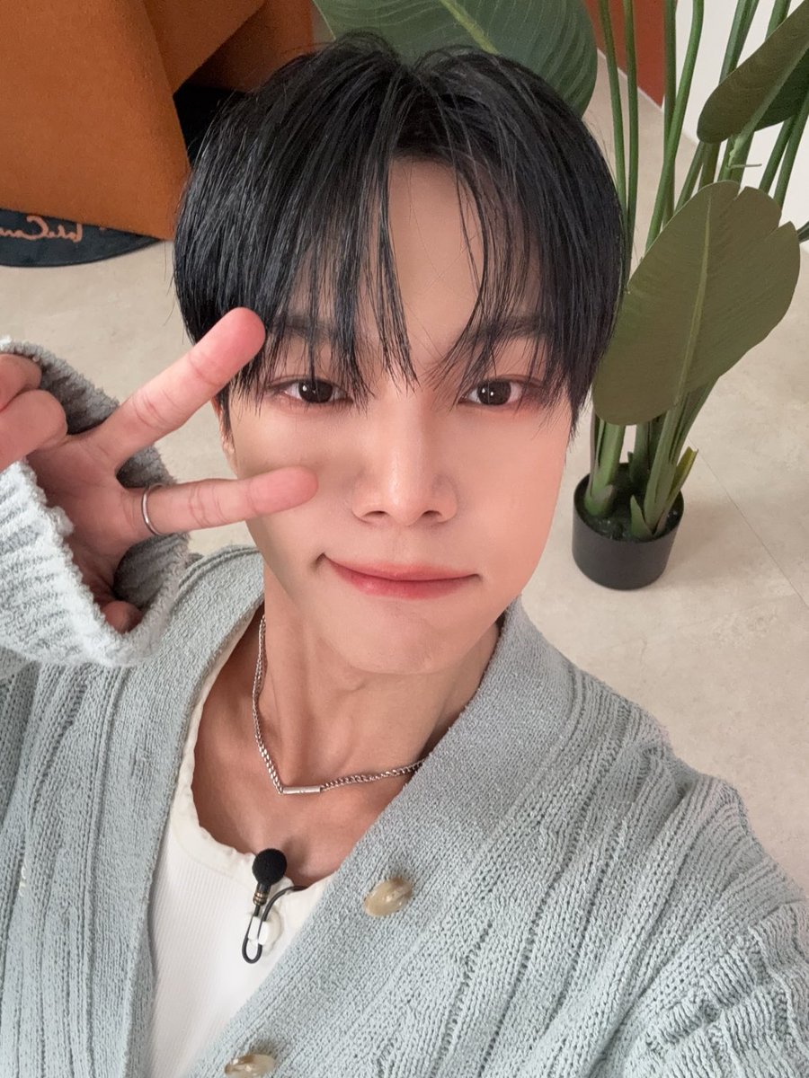 by_verivery's tweet photo. [#동헌]

 RED(beggin') 시작해보자구우💜🤍

#베리베리 #베러 #beggin' #허니팅🍯 https://t.co/tVMEBCEjCs