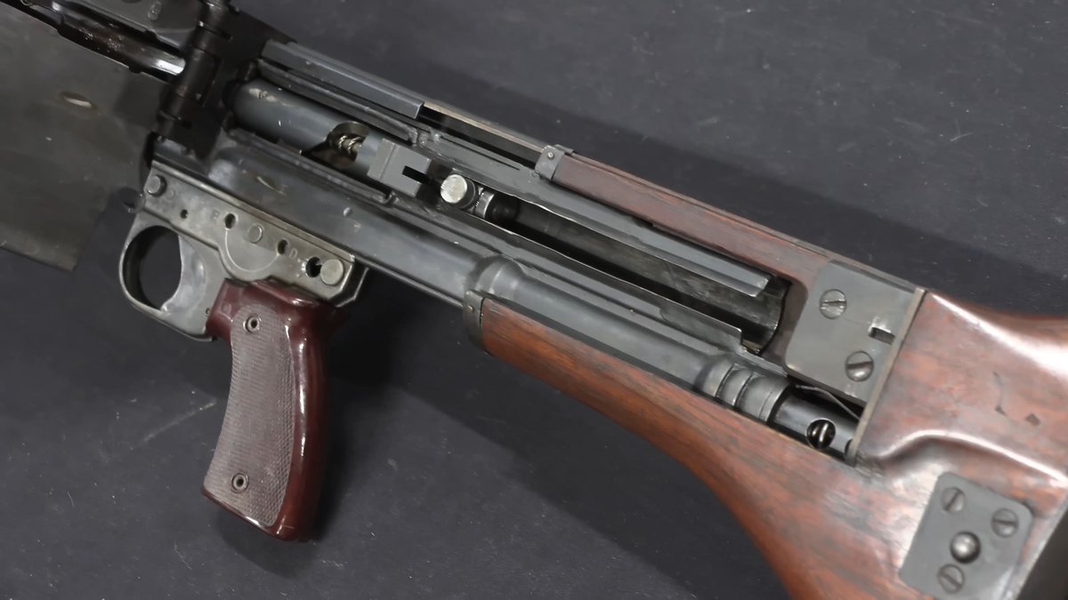 Southwood_'s tweet image. youtu.be/Xdwx17V_7VY 
フォーガットンウエポンさんがアメリカ国が1946年に試作したT44という機関銃を紹介しています
ストックはオリジナルを改造したものではなく完全に新造されたものなんだそうです
