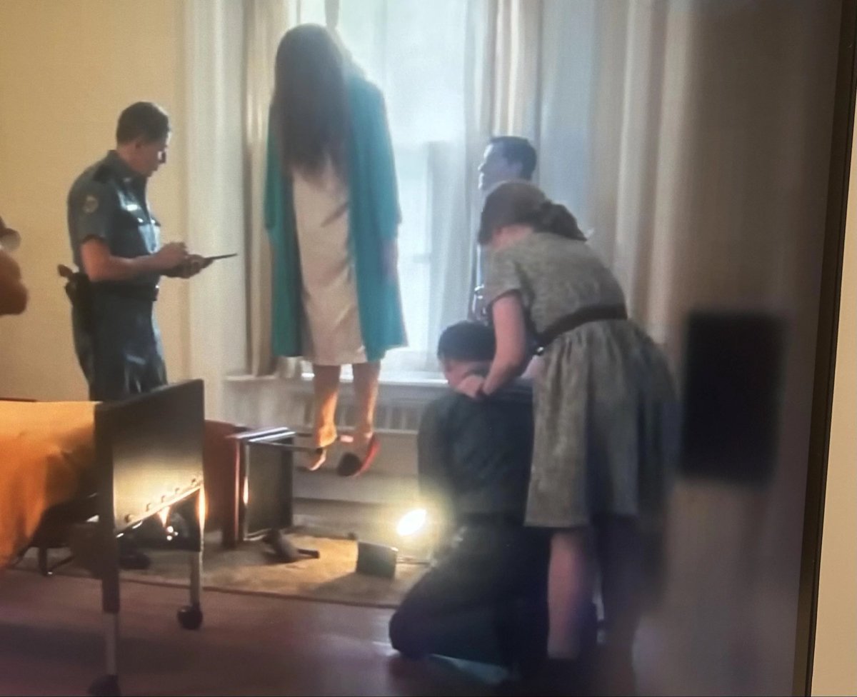 PennywiseFan111's tweet image. It’s now officially confirmed.

Lily Bainbraidge is Beverly Marsh’s Mother. With no doubt the red-band trailer revealed a huge twist to the story , an elderly Lily in a psychiatric room hanging with Beverly Marsh and Alvin Marsh crying on the ground.
#ITWelcomeToDerry