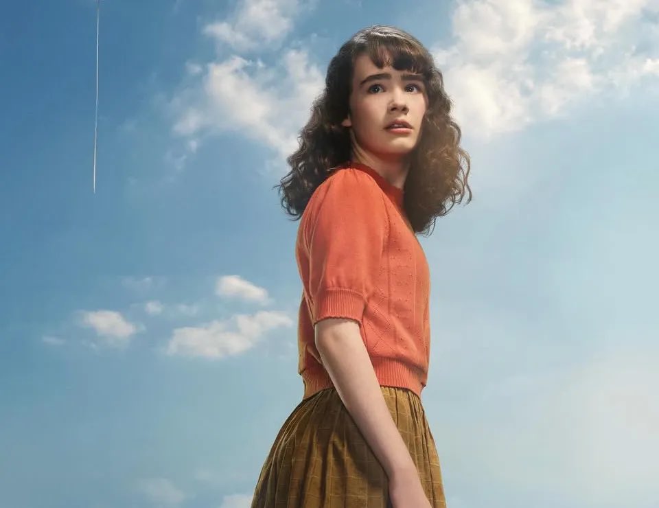 PennywiseFan111's tweet image. It’s now officially confirmed.

Lily Bainbraidge is Beverly Marsh’s Mother. With no doubt the red-band trailer revealed a huge twist to the story , an elderly Lily in a psychiatric room hanging with Beverly Marsh and Alvin Marsh crying on the ground.
#ITWelcomeToDerry