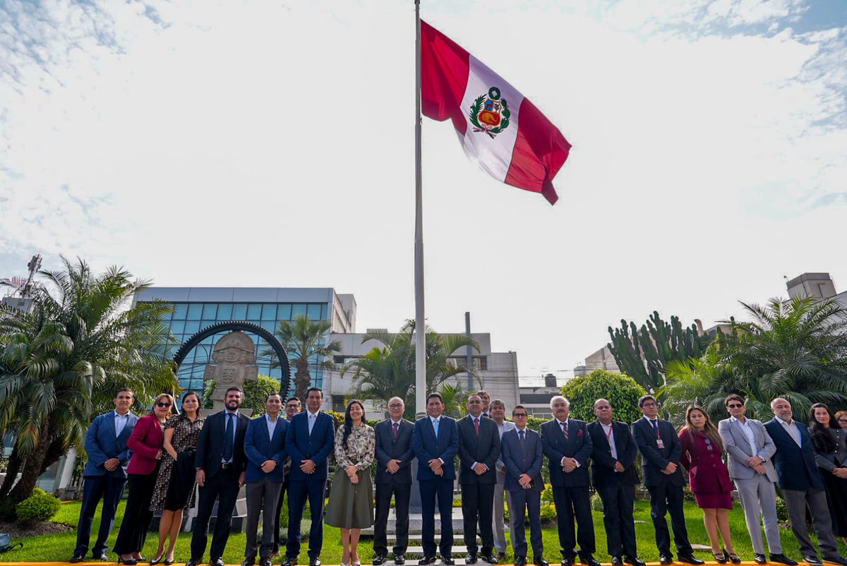 #NotaDePrensa | Cada semana renovamos nuestro compromiso con el Perú. Hoy, el ministro de la Producción, César Quispe Luján, junto a funcionarios y servidores del sector, participaron en el izamiento del Pabellón Nacional, fortaleciendo nuestra identidad y unidad como país.