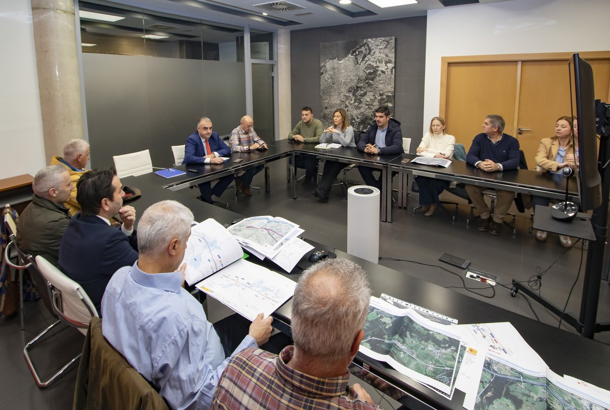 El Gobierno solicitará al Ministerio de Transportes ampliar en un mes el plazo para presentar alegaciones a estudio informativo del tren Santander-Bilbao

<a href="/media_roberto/">Roberto Media</a> destaca que colaborará con todas las entidades locales afectadas y que lo soliciten
ℹ️ bit.ly/3XY9n6D