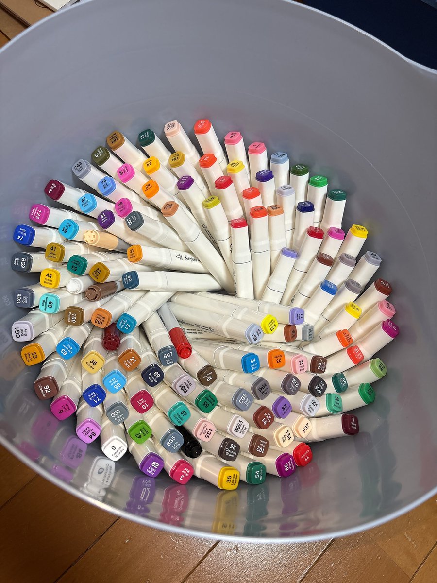 ペンの入れ物🫙換えた！！