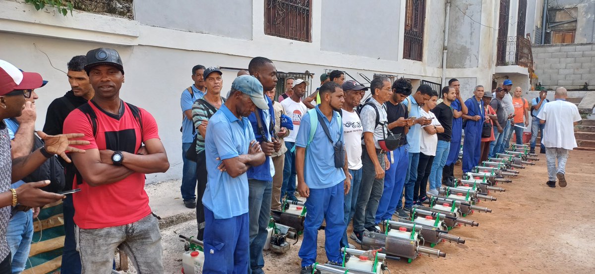 Comienza diciembre y también la semana y con su primera jornada un hervidero de hombres y máquinas salen nuevamente a las calles de Plaza a revertir la situación epidemiológica eliminando el mosquito. Hoy con las principales autoridades de la prov junto a nosotros.