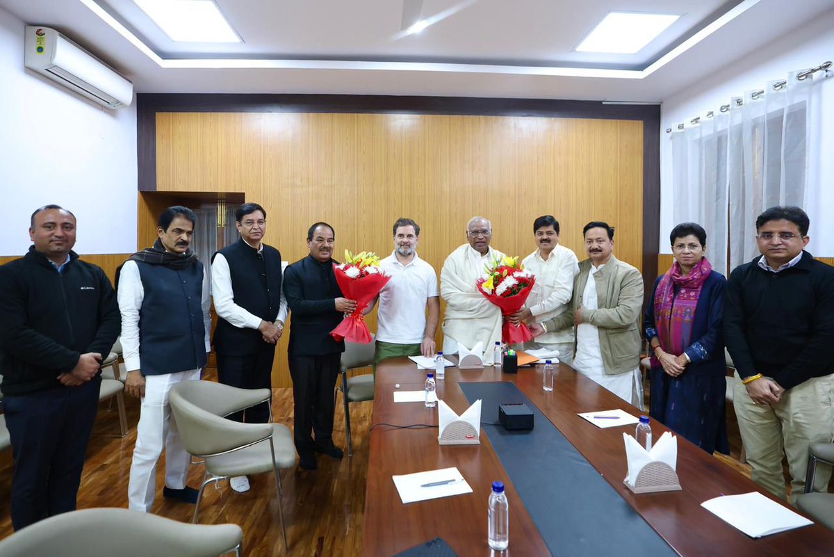 *सूत्रों के हवाले से खबर...* 
 *उत्तराखंड को लेकर राहुल गांधी की तैयारी* 

आज की बैठक में *राहुल गांधी* ने उत्तराखंड के नेताओं से कहा..

आगामी विधानसभा चुनाव को लेकर संगठन मजबूत करना होगा।

वोट चोरी को लेकर अलर्ट रहना है।

बुनियादी मुद्दों को उठाना होगा। 

महंगाई बेरोजगारी