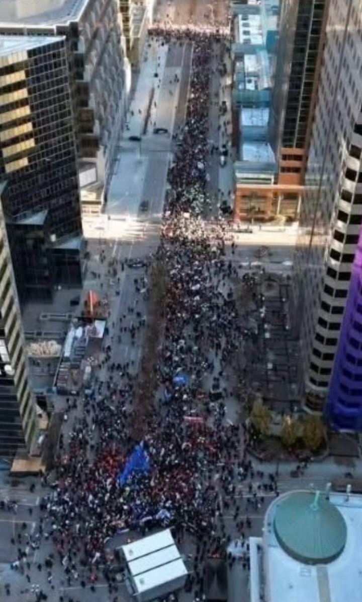 ActMonde's tweet image. Manifestation syndicale à Montréal : entre 8 000 et 12 000 personnes maximum. 
#polqc #qcpoli #CSN #FTQ #échec