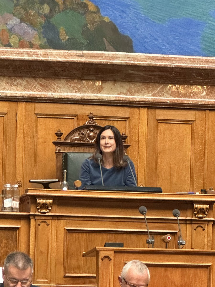 Ein Loblied auf die Vielfalt der Schweiz mit Empfehlungen, ab und zu die Perspektive zu wechseln - so verabschiedet sich die scheidende Nationalratspräsidentin <a href="/MajaRiniker/">Maja Riniker</a>.
Danke für Deinen Einsatz für unser Land🇨🇭