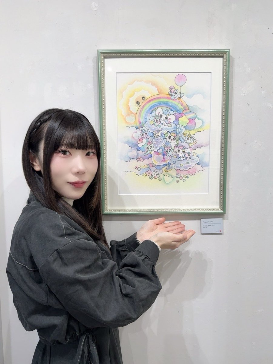 先日、IWI!のグループロゴやアーティスト写真の背景のデザインをして