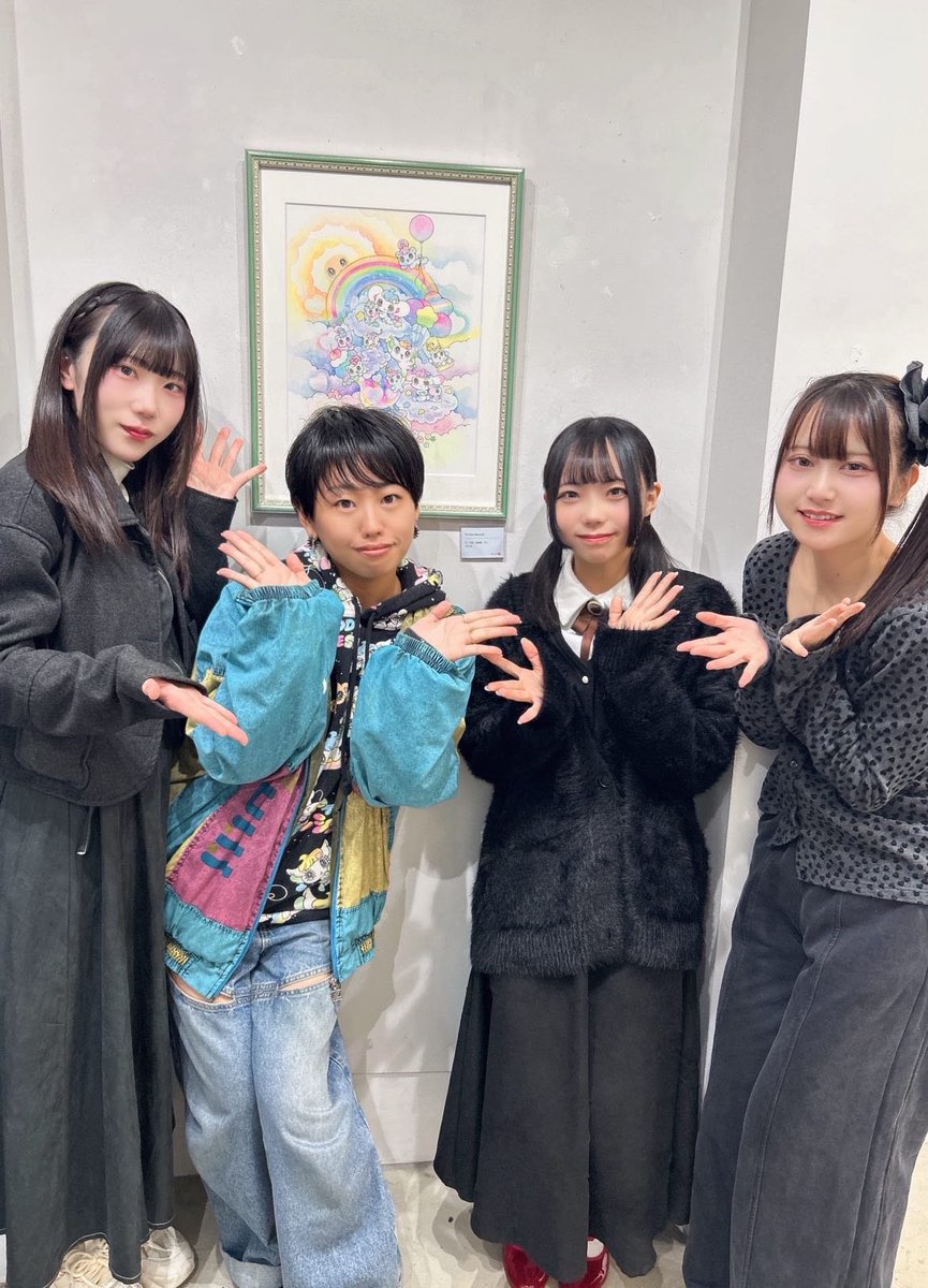 先日、IWI!のグループロゴやアーティスト写真の背景のデザインをして