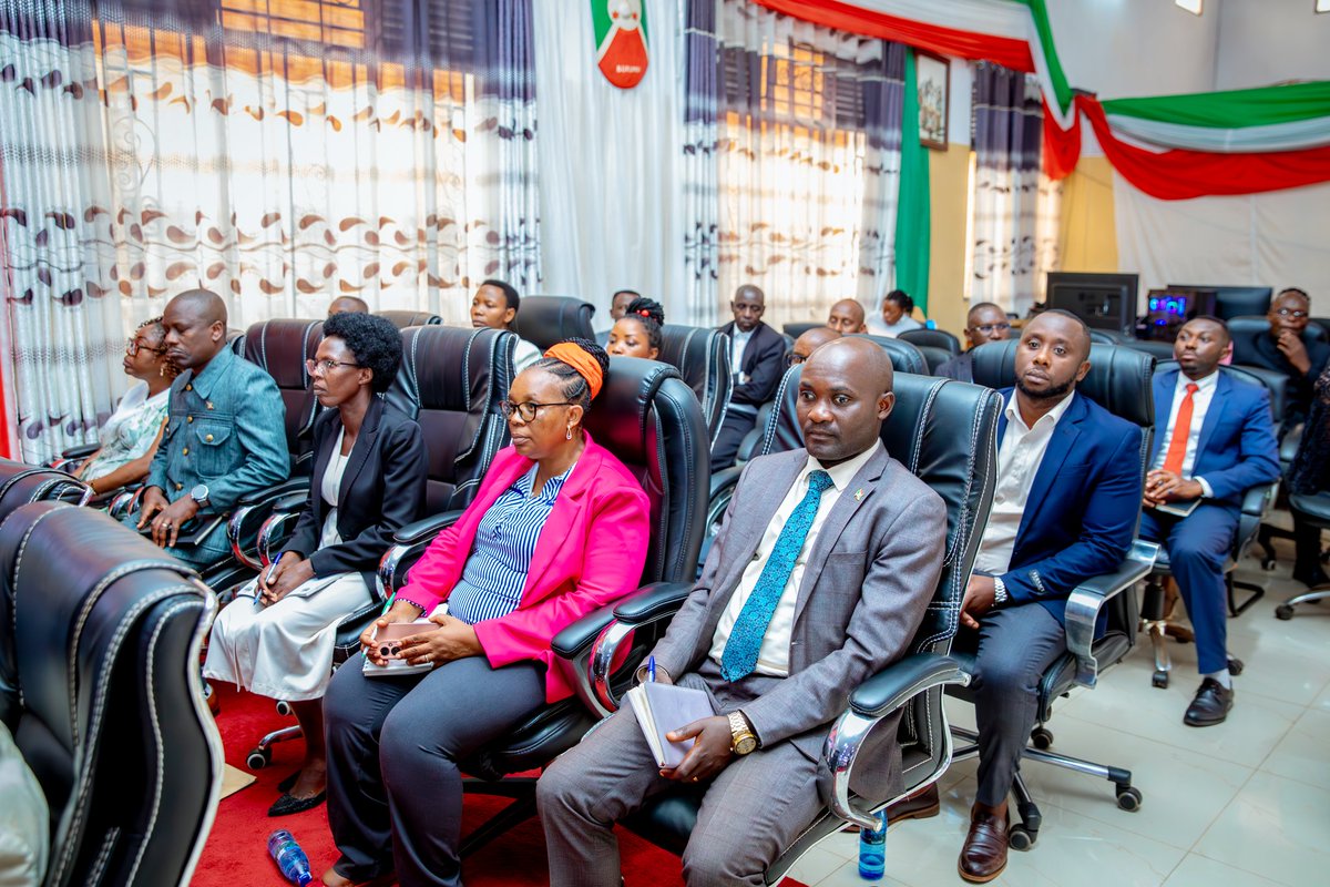 3/4 #Burundi : Au niveau du secteur agricole, Très Hon.Gervais Ndirakobuca a encouragé les citoyens à investir dans la plantation des cultures d’exportation, notamment le café et l’avocat pour que dans un avenir proche, ils puissent sortir de la pauvreté.