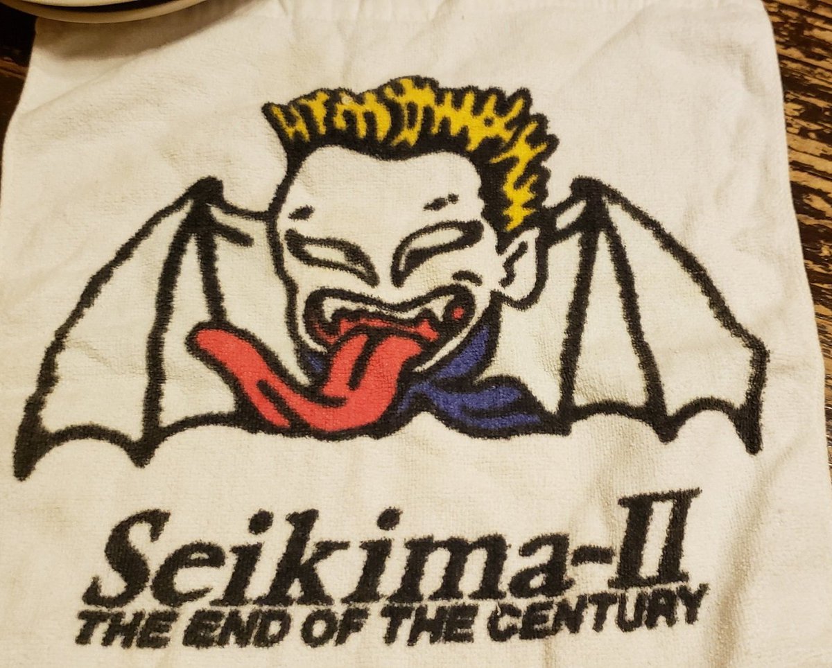 usamiiin's tweet photo. 昨夜終えた、聖飢魔II地球デビュー40周年期間限定再集結大黒ミサツアーTHE END OF SEASON ONE FINAL!!
(※長文注意)

今年しょっぱなは関西のチケット取れず、初参拝は博多でした！🍜

ちなみに低級悪魔の俺様は水に弱いのでね、
どんなに感動しても泣かないッ！
ていつも泣き虫ながら我慢しているのだが、初参拝はBAD AGAINで耐えきれず号泣。
聖飢魔II知らない者はぜひ聴いてみてね。
母親の子守唄だったよ。

次は先日の大阪城ホール。
演奏中はハイ���なって楽しんだものの、最後の映像で耐えきれず号泣。素晴らしいムービーであった。

昨日の玉アリは、アリーナ席から間近で拝めた感激と
ルーク参謀の…あのコメント、からの無言で数秒ステージを見つめる姿。
色々な感情が沸いて大号泣。

周りの方も号泣しておられた。
参謀！！！居てくださるだけで我々は感無量ですぞ…！！！
来年も参謀のにーって笑う笑顔がたくさん見られ魔すように。

あと最近���たこのデーモン🦇デザインのイラストがグッズに使用されてて、
俺様的にこのデザインは世を忍ぶ仮の物心ついた時に、初めてデザインとして認識したもので
幼稚園によく持ってくタオルだった。
とても縁があるから非常にエモみ。

あ！よく見たら髪型だけ変わってる！
　
そんなこんなで来年も楽しみできたけど、どうかご自愛していただきたいなぁ。

しかし解散したはずなのに、
こんなにも聖飢魔IIと共に時代を歩めると思わなかったぜ。

俺様がかつて人間として誕生してからずっとだよ…ずっと身近にいた悪魔…

好きとか嫌いっていう存在じゃないのよ。

母親が聖飢魔IIと出会ってなければ、俺様が今まで過ごしてきた時間や経験、出会いが全て無いものになるので全く想像つかない。
聖飢魔IIのおかげで、この長文ポストを読んでくれたあなたにも出会��たし。

いぇ～い！！

#聖飢魔II40th