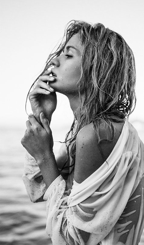 jacque_soto's tweet photo. Hallo en mi orilla el silencio
que me devuelve la paz
renovándome el aliento

y en él me puedo quedar
cuando me viene a abrazar
en un remolino eterno,
inagotable,
sin tiempo,

como las olas del mar,
como tu beso en el viento.
༄༄༄

JS
#AlmadelaHabana https://t.co/jmMkJqy2M7