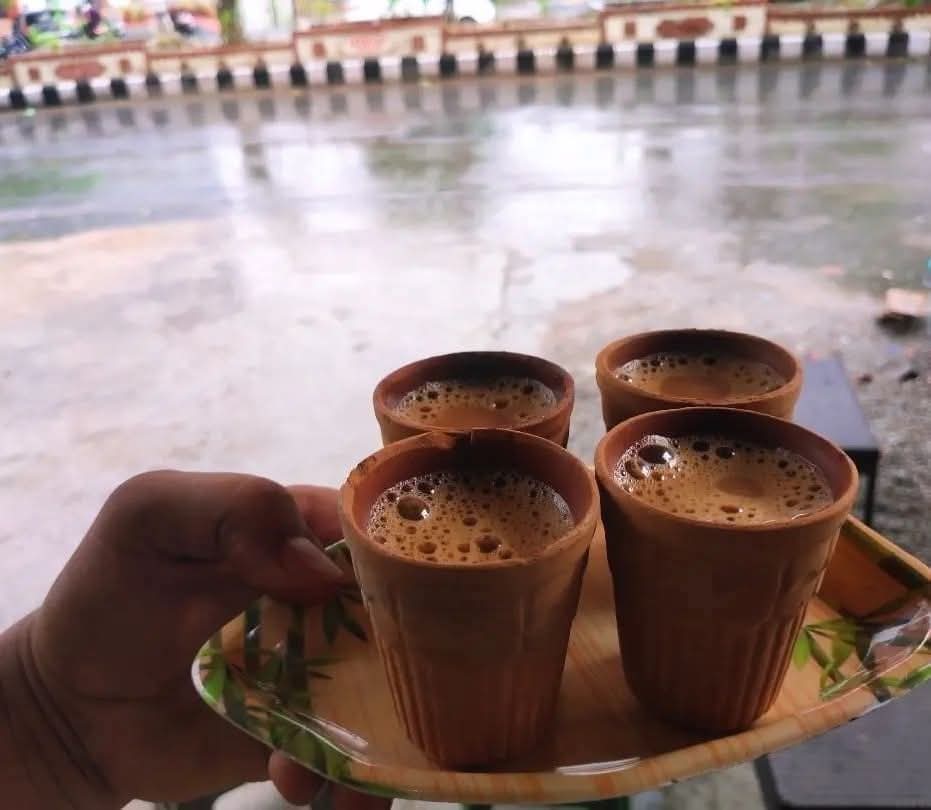 AvinashYadavSP4's tweet image. #TeaTime ☕☕

सर्द मौसम का मिजाज अलग हैं,
गर्माहट के सबके यहां अंदाज़ अलग हैं,

कोई आग जलाता है तो कोई दिल ,
हम चाय फूंकते है जरा हमारा इलाज़ अलग हैं..!

अपनी-अपनी चाय उठा लो....??

#GoodEvening 
#heatedrivalry
#StarAcademy