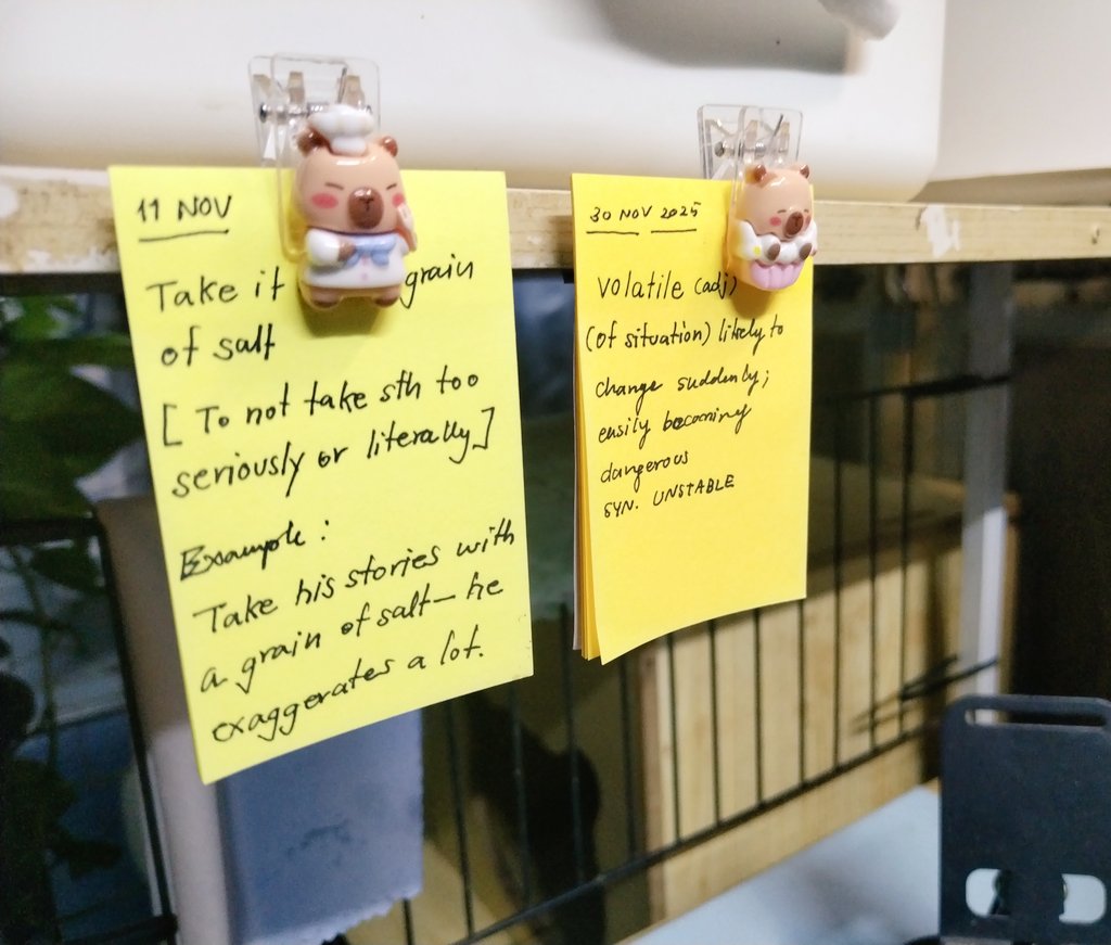 SayCoolEnglish's tweet image. นี่ก็เลยใช้ข้อดีตรงนี้เป็น motivation ในการเรียนรู้ภาษาของตัวเองด้วยค่ะ ได้ทั้งคลังคำศัพท์ที่เพิ่มขึ้น ได้ทั้งออกกำลังกายสมองด้วย 🧠 อย่างเวลาเจอหรือได้ยินคำหรือสำนวนที่น่าสนใจ ก็เขียนใส่ Post it แปะไว้ให้ตัวเองได้เห็นผ่านตาบ่อยๆ