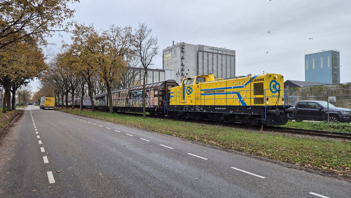 DJGerrits's tweet photo. Spannend dienstje vandaag. Trein opgetrokken afgehaakt en de lok weg gezet, door drukte op de terminal. Maar wel met een nieuw lokje voor de trein. https://t.co/638evT8069