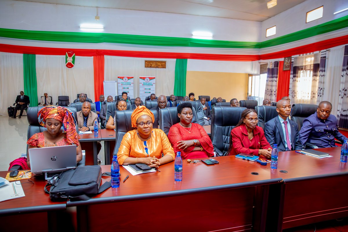 4/4 #Burundi: Le Président du <a href="/Burundi_senat/">Inama Nkenguzamateka</a> a terminé son propos en félicitant le Gouvernement pour l’initiative en cours consistant à faire parvenir à la population les produits de première nécessité comme le carburant et d’autres marchandises dont ils ont besoin, sans oublier