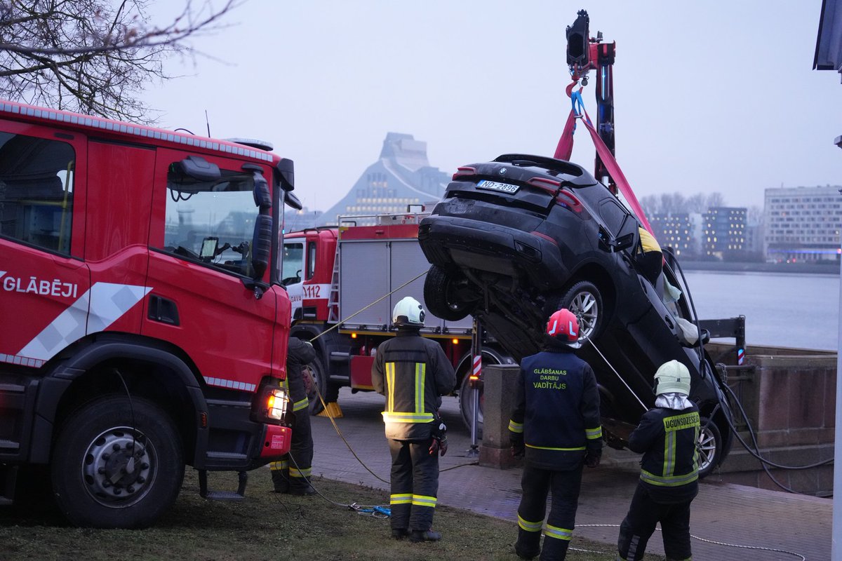 VUGD veic darbus Daugavā, lai izceltu nogrimušo auto. Foto: Edijs Pālens, LETA