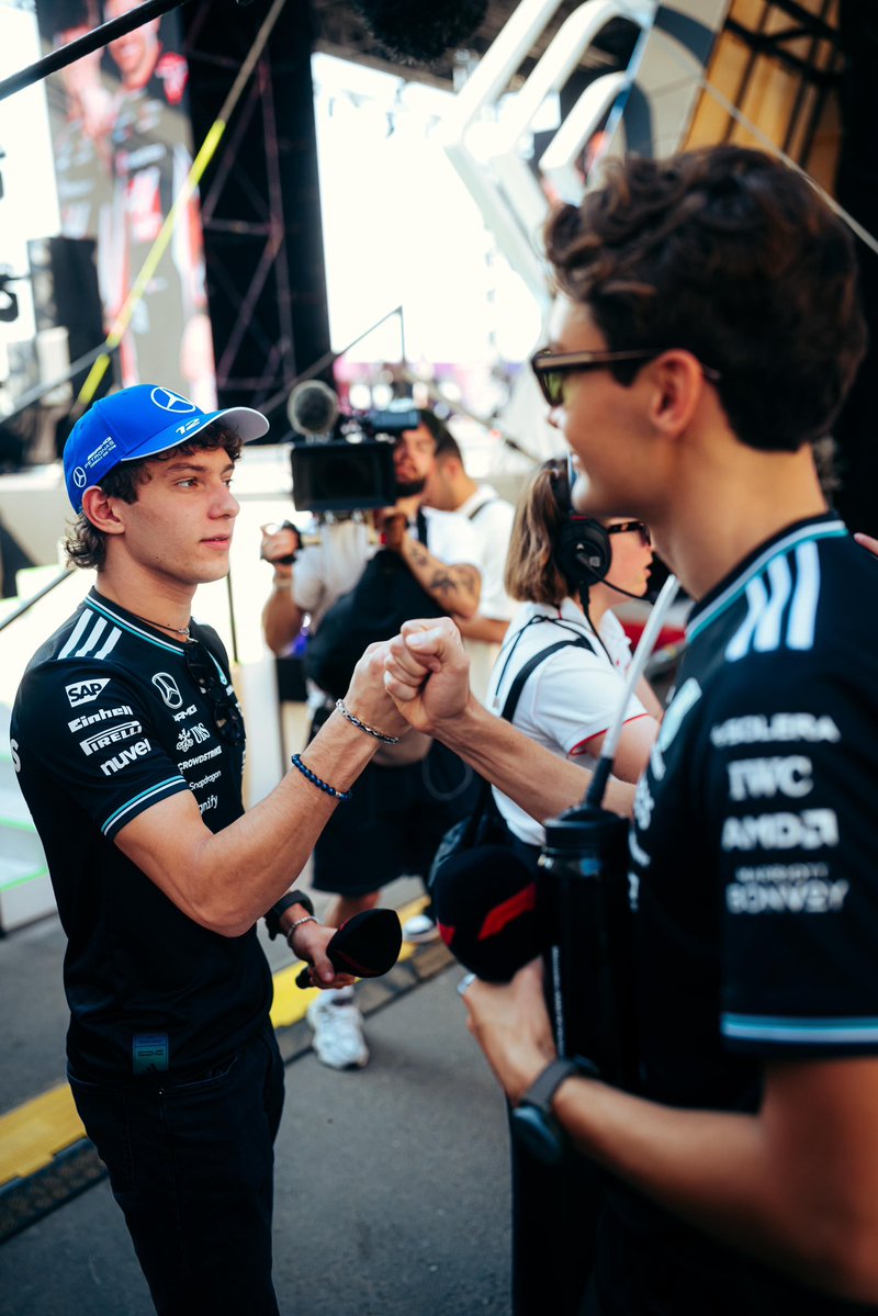 swiftonelli's tweet image. familia loco