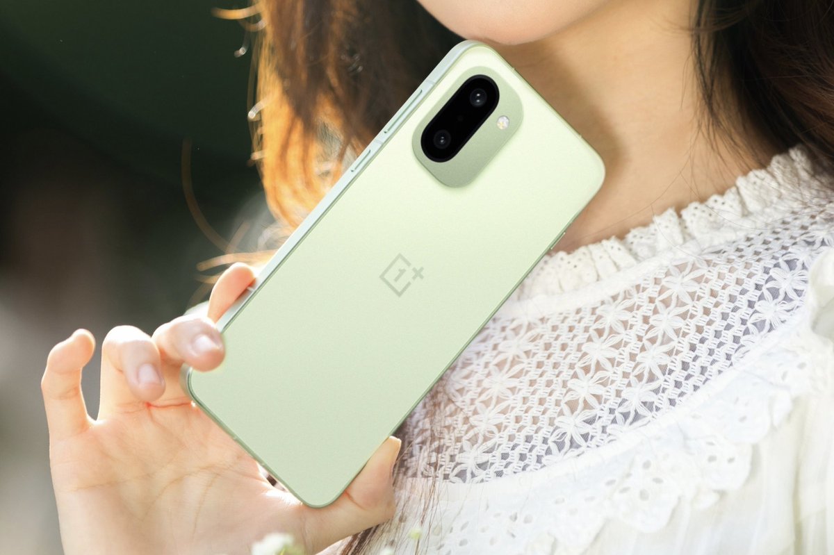 The gap between the "R" series and the main flagship is getting small..

OnePlus 15R gets the same:
- 165Hz 1.5K display
- G2 Wi-Fi Chip
- Touch Response Chip
- DetailsMax engine

And powered by the Snapdragon 8 Gen 5..

Curious to see how they differentiate the pricing now..