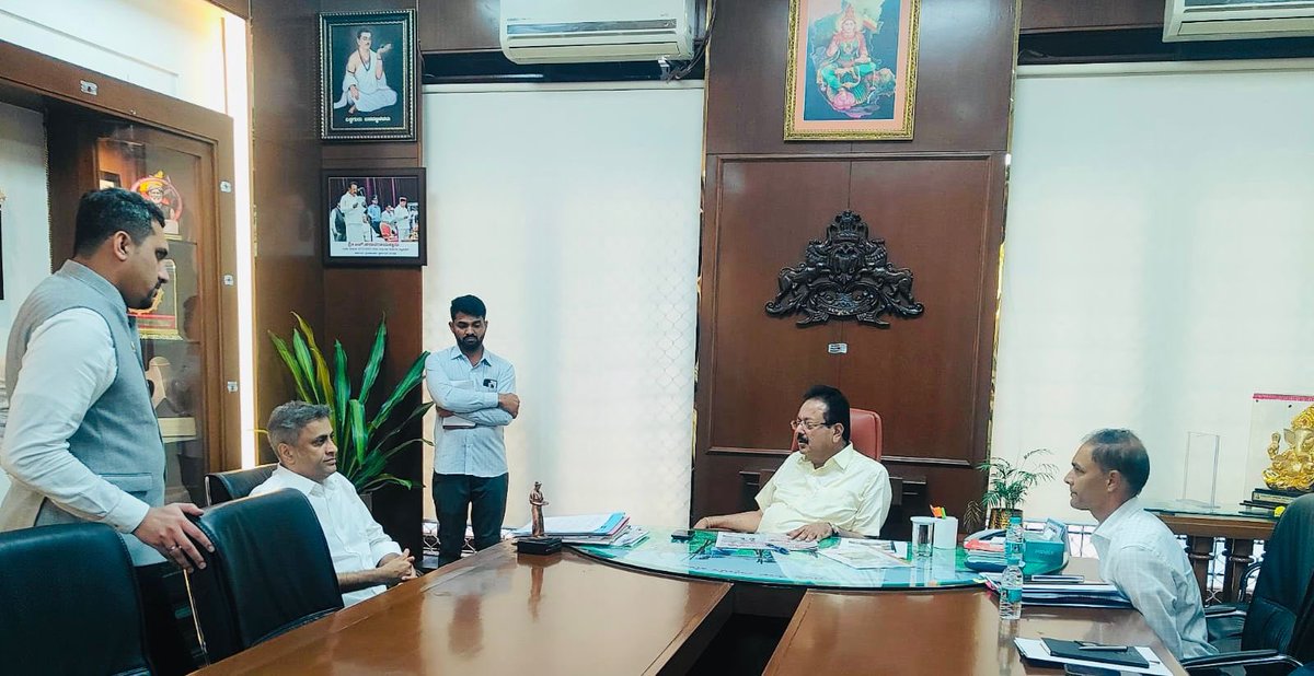 as_ponnanna's tweet photo. ಕರ್ನಾಟಕದ ಬರಪಿಡಿತ ಜಿಲ್ಲೆಗಳಲ್ಲಿ, ಪರ ಮತ್ತು ಉಷ್ಣತಾಳುವ ಮೆಕ್ಕೆಜೋಳ ಮತ್ತು ಸುಧಾರಿತ ಕೃಷಿ ಪದ್ಧತಿಗಳ ವಿಸ್ತರಣೆ ಕುರಿತು ಮಾನ್ಯ ಕೃಷಿ ಸಚಿವರಾದ ಶ್ರೀ ಚೆಲುವರಾಯಸ್ವಾಮಿ  ಹಾಗೂ ತಜ್ಞರ ತಂಡದ ಜೊತೆ  ಚರ್ಚಿಸಲಾಯಿತು. 

#ASPonnanna #MLAVirajpet
 #LA_to_CM(GoK) #CheluvarayaSwamy #AgricultureMinister #Vikasa Soudha https://t.co/E3gtYmqX4w