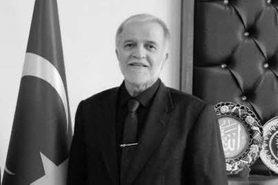 Prof. Dr. Ali Kaya Hoca’nın vefatı derinden üzen bir haber oldu. 

Bir akademisyen, dekan, hoca olmasının yanısıra, hakikatli bir cemiyet insanıydı. Beyefendiliği, nezaketi, hoşgörüsü ve tevazusu, ilmiyle amil bir mümin olduğuna delaletti. 

Kendisini bir uluslararası öğrencinin