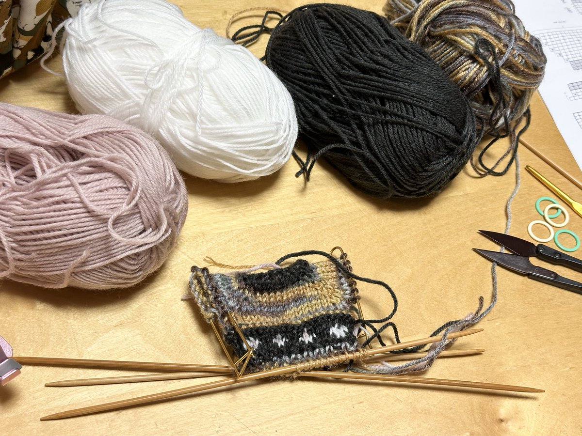 模様編み失敗💦 キツくなっちゃったから少し解いてやり直し💪