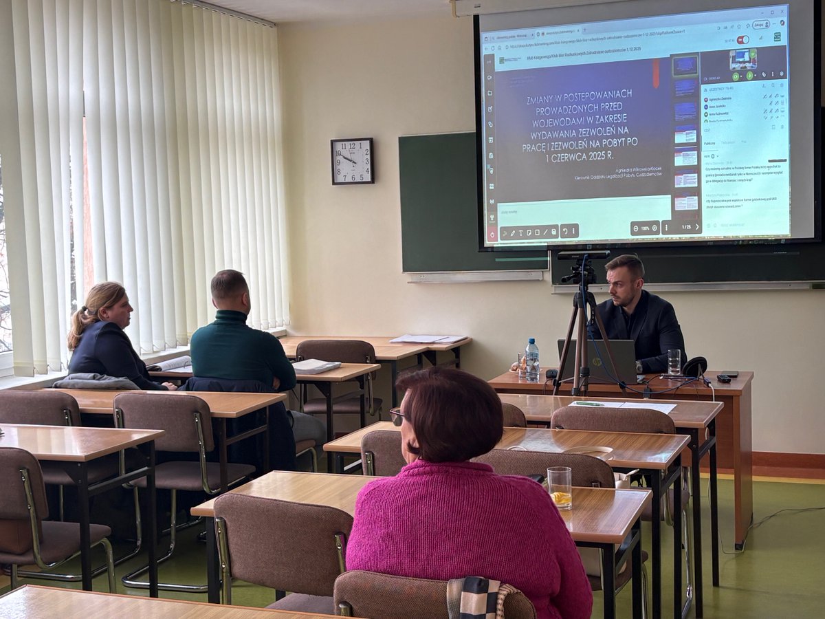 OIP_Olsztyn's tweet image. 📅 Dziś odbyło się szkolenie „Zatrudnianie cudzoziemców” zorganizowane dla członków Stowarzyszenia Księgowych w Polsce Oddział Okręgowy w Olsztynie.
💻🏢 Spotkanie miało formę hybrydową, a udział wzięło ok. 30 osób.

#OIPOlsztyn #PIP #Szkolenie #Cudzoziemcy #PrawoPracy