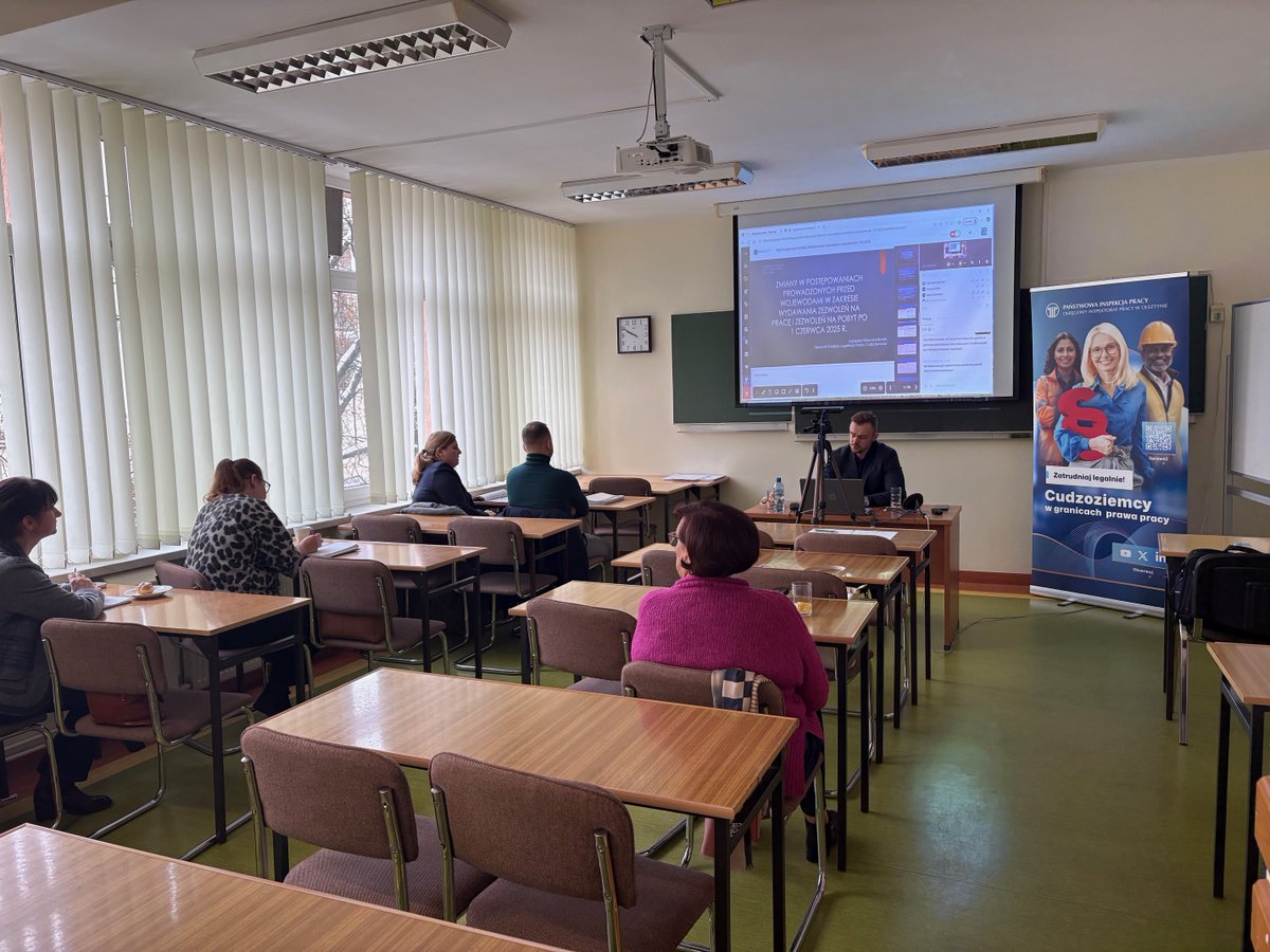 OIP_Olsztyn's tweet image. 📅 Dziś odbyło się szkolenie „Zatrudnianie cudzoziemców” zorganizowane dla członków Stowarzyszenia Księgowych w Polsce Oddział Okręgowy w Olsztynie.
💻🏢 Spotkanie miało formę hybrydową, a udział wzięło ok. 30 osób.

#OIPOlsztyn #PIP #Szkolenie #Cudzoziemcy #PrawoPracy