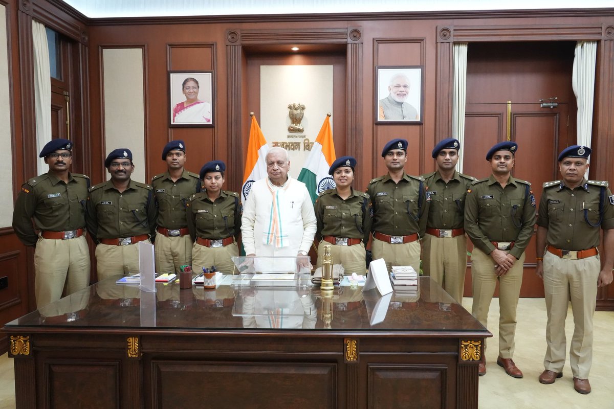 माननीय राज्यपाल श्री आरिफ मोहम्मद खां से भारतीय पुलिस सेवा के 77RR बैच के प्रशिक्षु पदाधिकारियों ने राजभवन, पटना आकर शिष्टाचार मुलाकात की।