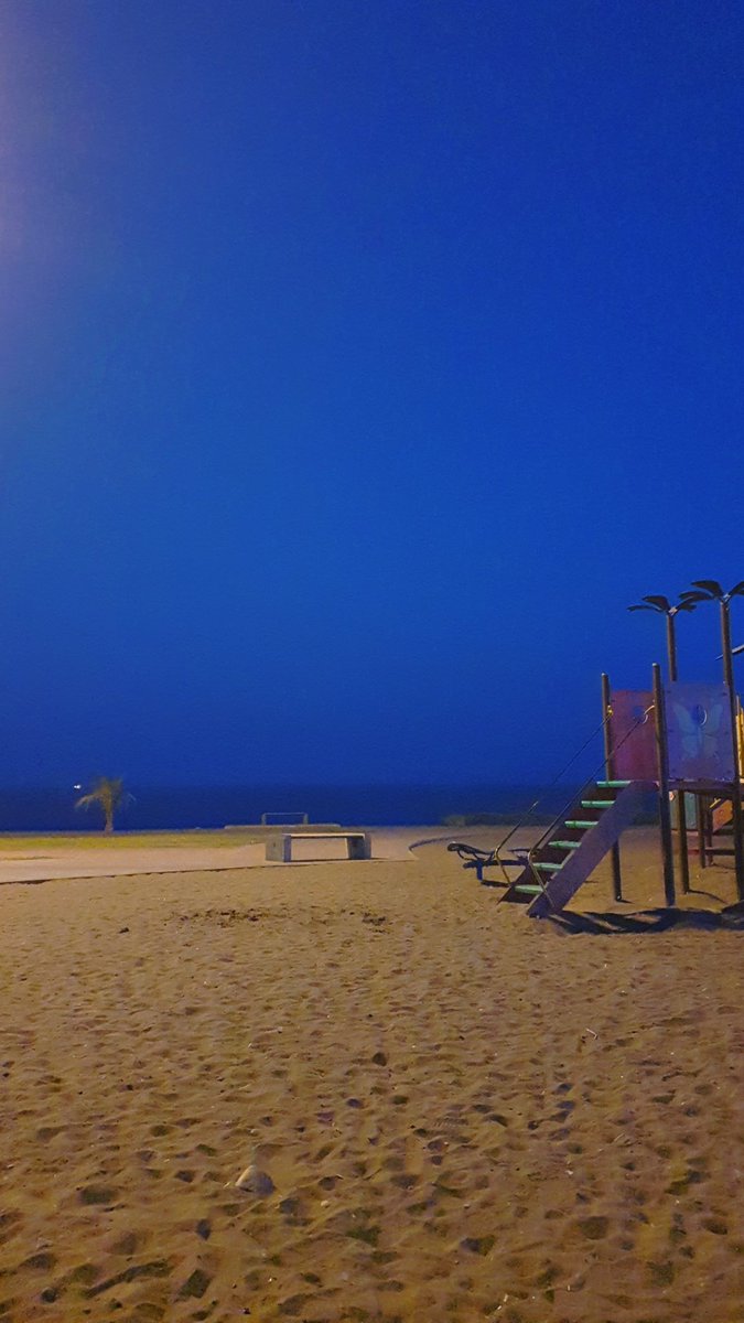 وللمساء لذّة لا يشبهها شيء…
سكونه راحة، ونسماته بوح، وضوءه الخافت يلمّ شتات القلب،
فيصير كل ما أثقله خفيفًا، وكل ما بَعُد قريبًا.